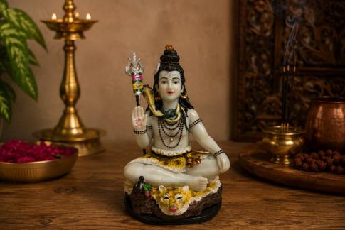 BUDAS Y GANESHAS | FIGURA RESINA SHIVA SENTADO SOBRE PIEL DE TIGRE 16X10CM.