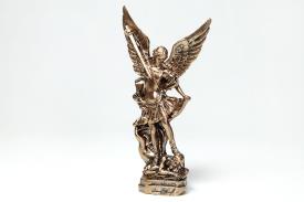 SANTOS Y ARCANGELES | FIGURA SAN MIGUEL ARCANGEL CON ESPADA SOBRE DEMONIO 16 X 7 CM.