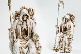 SANTOS Y ARCANGELES | FIGURA SANTA MUERTE COLOR MARFIL SENTADA EN TRONO DE HUESOS Y CALAVERAS 17 CM RESINA
