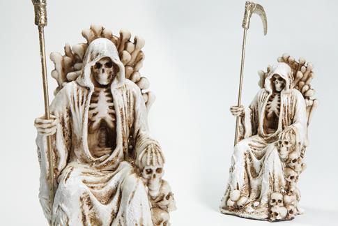 SANTOS Y ARCANGELES | FIGURA SANTA MUERTE COLOR MARFIL SENTADA EN TRONO DE HUESOS Y CALAVERAS 17 CM RESINA