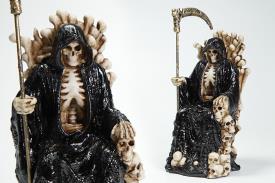 SANTOS Y ARCANGELES | FIGURA SANTA MUERTE COLOR NEGRA Y MARFIL SENTADA EN TRONO DE HUESOS Y CALAVERAS 17 CM RESINA