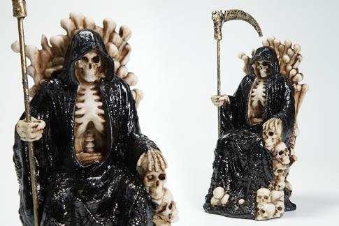 SANTOS Y ARCANGELES | FIGURA SANTA MUERTE COLOR NEGRA Y MARFIL SENTADA EN TRONO DE HUESOS Y CALAVERAS 17 CM RESINA