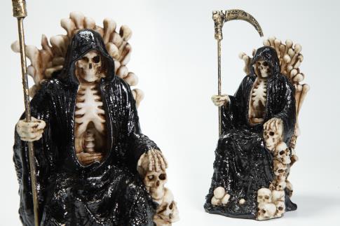 SANTOS Y ARCANGELES | FIGURA SANTA MUERTE COLOR NEGRO SENTADA EN TRONO 17 CM RESINA