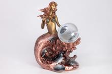 FIGURA SIRENA SENTADA SOBRE CORAL BASE ESPECIAL PARA BOLA DE CRISTAL O MINERAL 17X11 CM.