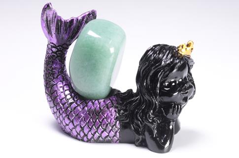 HADAS, BRUJAS Y FANTASA | FIGURA SIRENITA ADORABLE CON CORONA BASE ESPECIAL PARA BOLA DE CRISTAL O MINERAL 7X8 CM.