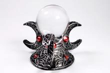 FIGURA TRES LUNAS COLOR PLATEADO CON DETALLES ROJOS BASE ESPECIAL PARA BOLA DE CRISTAL O MINERAL 10X10 CM.