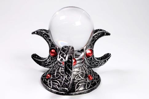 HADAS, BRUJAS Y FANTASA | FIGURA TRES LUNAS COLOR PLATEADO CON DETALLES ROJOS BASE ESPECIAL PARA BOLA DE CRISTAL O MINERAL 10X10 CM.