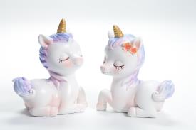 HADAS, BRUJAS Y FANTASA | FIGURA UNICORNIO BEBE ADORABLE ACOSTADO CON LOS OJOS CERRADOS TONOS BLANCOS Y AZULES 8,5 X 7 CM.