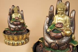 FUENTES FENG SHUI | FUENTE RESINA DORADA. BUDA MEDITACION SOBRE MANO. CON LED 20x26CM
