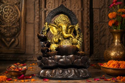 FUENTES | FUENTE ZEN GANESHA DORADA CON CASCADA DE CUENCOS, BOLA DE CRISTAL Y LUZ LED (53X34X27 CM)