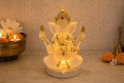 BUDAS Y GANESHAS | GANESHA MAJESTUOSA: FIGURA TRANSPARENTE CON TOQUES DORADOS Y COLORES, SOBRE BASE DE LUZ  19 X 14 CM.