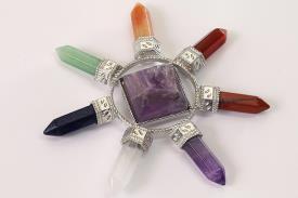 DRUSAS, BONSAIS Y COMPLEMENTOS | GENERADOR DE ENERGIA CON PIRAMIDE DE AMATISTA EN EL CENTRO Y PUNTAS DE MINERALES DE LOS 7 CHAKRAS