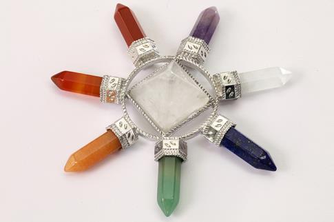 COLLARES, PULSERAS, PENDIENTES Y ANILLOS | GENERADOR DE ENERGIA CON PIRAMIDE DE CUARZO CRISTAL EN EL CENTRO Y PUNTAS DE MINERALES DE LOS 7 CHAKRAS