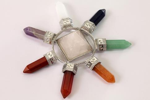 COLLARES, PULSERAS Y PENDIENTES | GENERADOR DE ENERGIA CON PIRAMIDE DE CUARZO ROSA EN EL CENTRO Y PUNTAS DE MINERALES DE LOS 7 CHAKRAS
