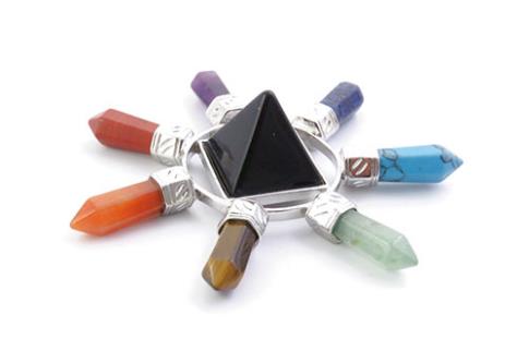 COMODIN | GENERADOR DE ENERGIA CON PIRAMIDE DE ONIX EN EL CENTRO Y PUNTAS DE MINERALES DE LOS 7 CHAKRAS 8 CM.