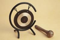 GONG DECORATIVO. EFECTO ENVEJECIDO. SOPORTE 10 CM DE HIERRO Y CON MAZO.