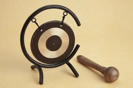 CUENCOS | GONG DECORATIVO. EFECTO ENVEJECIDO. SOPORTE 10 CM DE HIERRO Y CON MAZO.