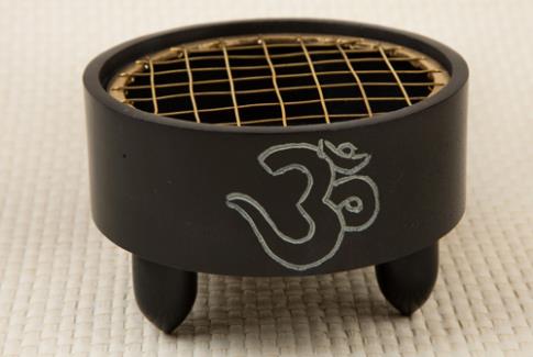 COMODIN | INCENSARIO BOL PIEDRA JABON NEGRA Y REJILLA CON OM 10.5 X 5.5 CM.