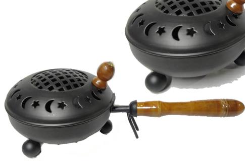 PORTAINCIENSOS | INCENSARIO CALADO LUNAS Y ESTRELLAS DE 23,5 X 16,5 CMS DE METAL FUNDIDO Y MANGO DE MADERA