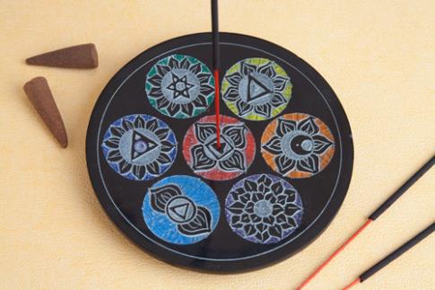 PORTAINCIENSOS | INCENSARIO ESTEATITA CON CHAKRAS A COLOR, 12,5 CMS