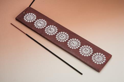 COMODIN | INCENSARIO GONDOLA MADERA 7 CHAKRAS ROJO 25X5.5 CMS