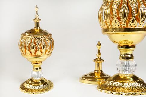 PORTAINCIENSOS | INCENSARIO REDONDO DE PIE CON CUPULA COLOR DORADO CON PEDRERIA 19X7,5CM