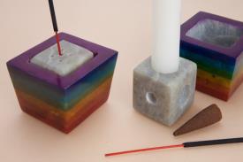 Novedades | INCENSARIO VARILLA Y CONO Y PORTAVELAS CUADRADO COLORES 7 CHAKRAS 5,5X4CM