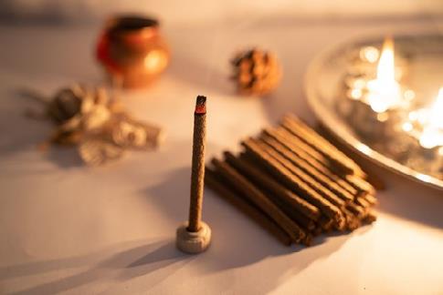 INCIENSOS ARTESANALES | INCIENSO BARRITAS PRENSADAS PALO SANTO  PURIFICADOR DE 1 X 1 X 10 CM (CAJA 10 UNIDADES)