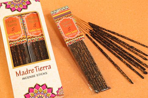 COMODIN | INCIENSO ORGANICO MADRE TIERRA DE AMBAR Y SANDALO (8 varillas) (30 gr. aprox.)