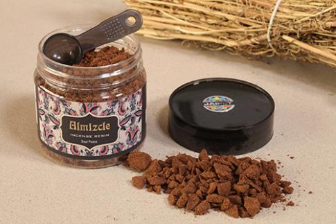 COMODIN | INCIENSO RESINA EN GRANO ALMIZCLE. TARRO DE 100G (INCLUYE CUCHARA MEDIDORA)