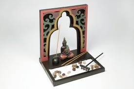 BUDAS Y GANESHAS | JARDN ZEN CON BUDA EN MARCO ARABIGO EN TONOS NEGROS, ROJOS Y VERDES 22 X 19,5 CM.