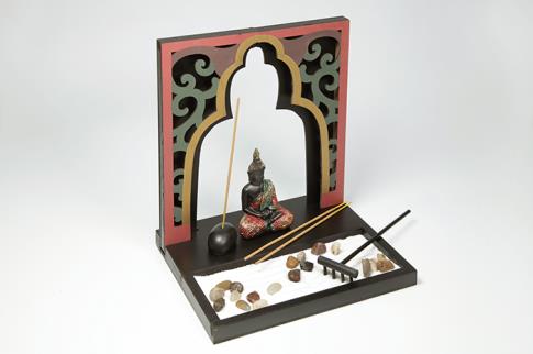 BUDAS Y GANESHAS | JARDN ZEN CON BUDA EN MARCO ARABIGO EN TONOS NEGROS, ROJOS Y VERDES 22 X 19,5 CM.