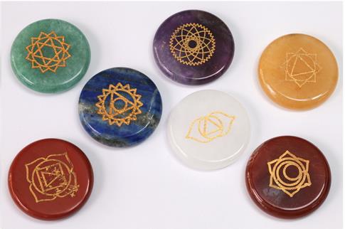 MINERALES TERAPEUTICOS Y OTROS PARA COLECCIONISTAS | KIT 7 CHAKRAS CANTO RODADO PLANO GRABADO 2,5CM