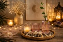 KIT AROMATICO MANZANA ROJA Y BAYAS CON MIKADO, TARRITOS PARA LUMINAS Y VELAS VOTIVAS SOBRE BASE MADERA KIT AROMATICO MANZANA ROJA Y BAYAS CON MIKADO, TARRITOS PARA LUMINAS Y VELAS VOTIVAS SOBRE BASE MADERA