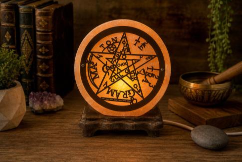 LAMPARAS DE SAL Y OTROS MINERALES | LAMPARA DE SAL USB DECORACION TETRAGRAMATON 22X20 CM.