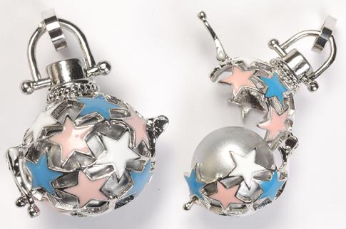 LLAMA ANGELES | LLAMA ANGELES COBRE COLOR PLATEADO CON ESTRELLAS COLOR BLANCO, ROSA Y AZUL CELESTE 3 X 2,5 CM