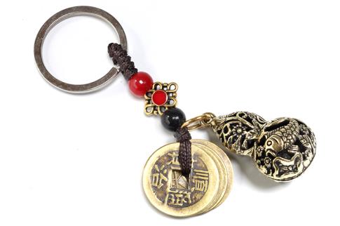 LLAVEROS | LLAVERO CALABAZA CHINA CON MONEDA I CHING 9X2,5CM