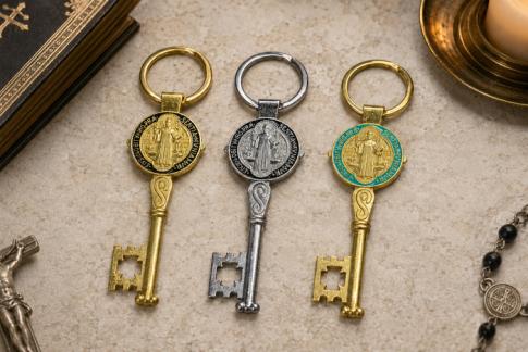 TALISMANES | LLAVERO LLAVE SAN BENITO PLATEADO O DORADO DOBLE CARA LACADA 10,5 X 2,70 CM. (COLORES SURTIDOS)