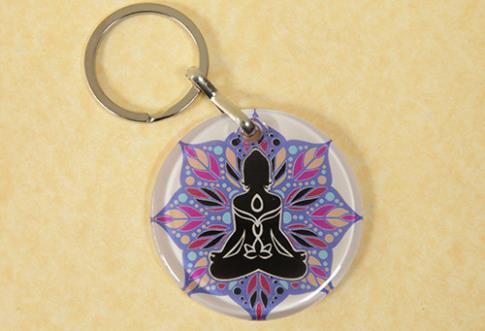 AMULETOS Y TALISMANES | LLAVERO MANDALA CRISTAL COLOR MORADO Y FIGURA MEDITACION 5 x 9 CM