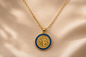 TALISMANES | MEDALLA DE SAN BENITO DOBLE CARA COLOR DORADO CON MARCO CIRCULAR COLOR AZUL Y CADENA ACERO 1,8 X 1,8 CM.