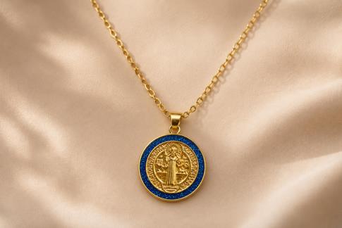 TALISMANES | MEDALLA DE SAN BENITO DOBLE CARA COLOR DORADO CON MARCO CIRCULAR COLOR AZUL Y CADENA ACERO 1,8 X 1,8 CM.