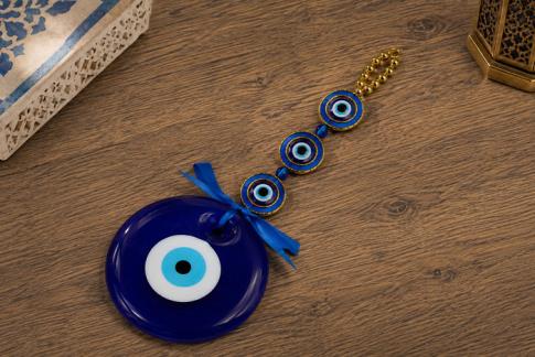 OJO TURCO | OJO TURCO PARA COLGAR CON OJOS TURCOS COLOR AZUL Y DORADO Y CUENTAS COLOR DORADO 35 X 15 CM.