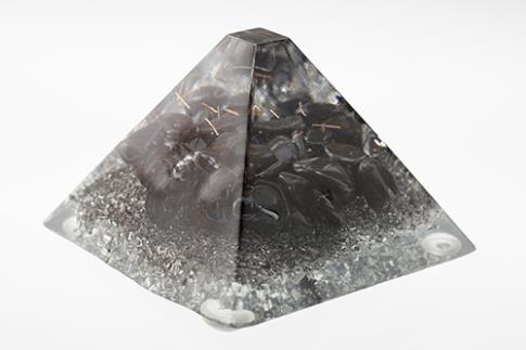 COMODIN | ORGONITA PIRAMIDE 7,2x7,2x4,8 CMS HEMATITES
