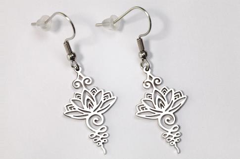 AMULETOS Y TALISMANES | PENDIENTES ACERO FLOR DE LOTO CON TALLO ALARGADO