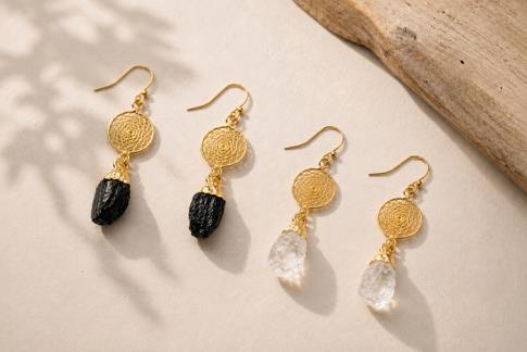 COLLARES, PULSERAS, PENDIENTES Y ANILLOS MINERALES | PENDIENTES ATRAPASUE�OS DORADOS CON TURMALINA O CUARZO BLANCO
