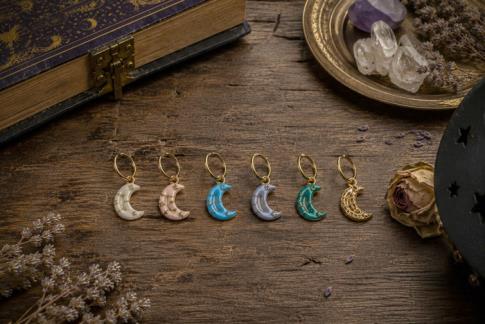 PENDIENTES | PENDIENTES COLGANTES ACERO DORADO LUNAS MENGUANTES EN VIVOS COLORES (COLORES SURTIDOS)