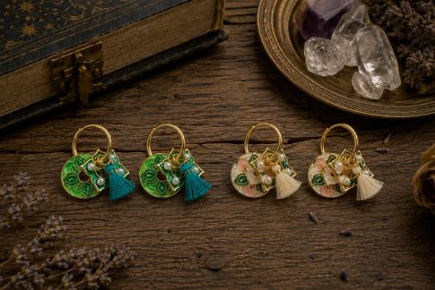 PENDIENTES | PENDIENTES COLGANTES ACERO DORADO MANDALA CON POMPON EN VIVOS COLORES (COLORES SURTIDOS)