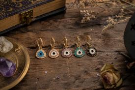 PENDIENTES | PENDIENTES COLGANTES ACERO DORADO OJOS TURCOS TRIANGULARES EN VIVOS COLORES  (COLORES SURTIDOS)