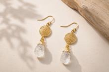 PENDIENTES COLGANTES METAL DORADO CON MINERAL Y ESPIRAL DORADA (MINERALES SURTIDOS)