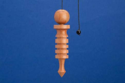 COMODIN | PENDULO DE MADERA DE HAYA, 12 CMS X 3 CMS , 52 GRAMOS. CORDN NEGRO.